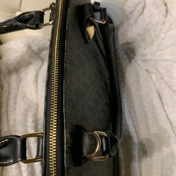 Hand bag, shoulder bag, Black and Grey.17 IN X 11.5 IN, Faux Leather.Wendy Keen. - Picture 9 of 16